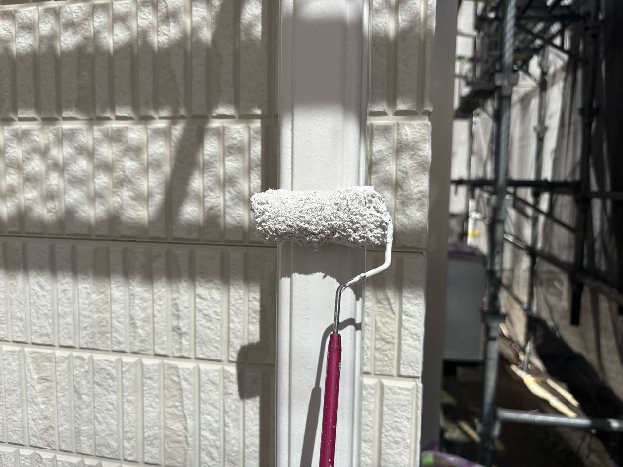 仕上げ塗装1回目です。