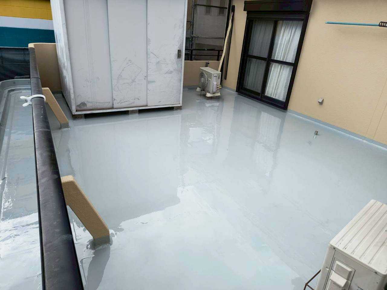 ウレタン防水塗布1回目。
