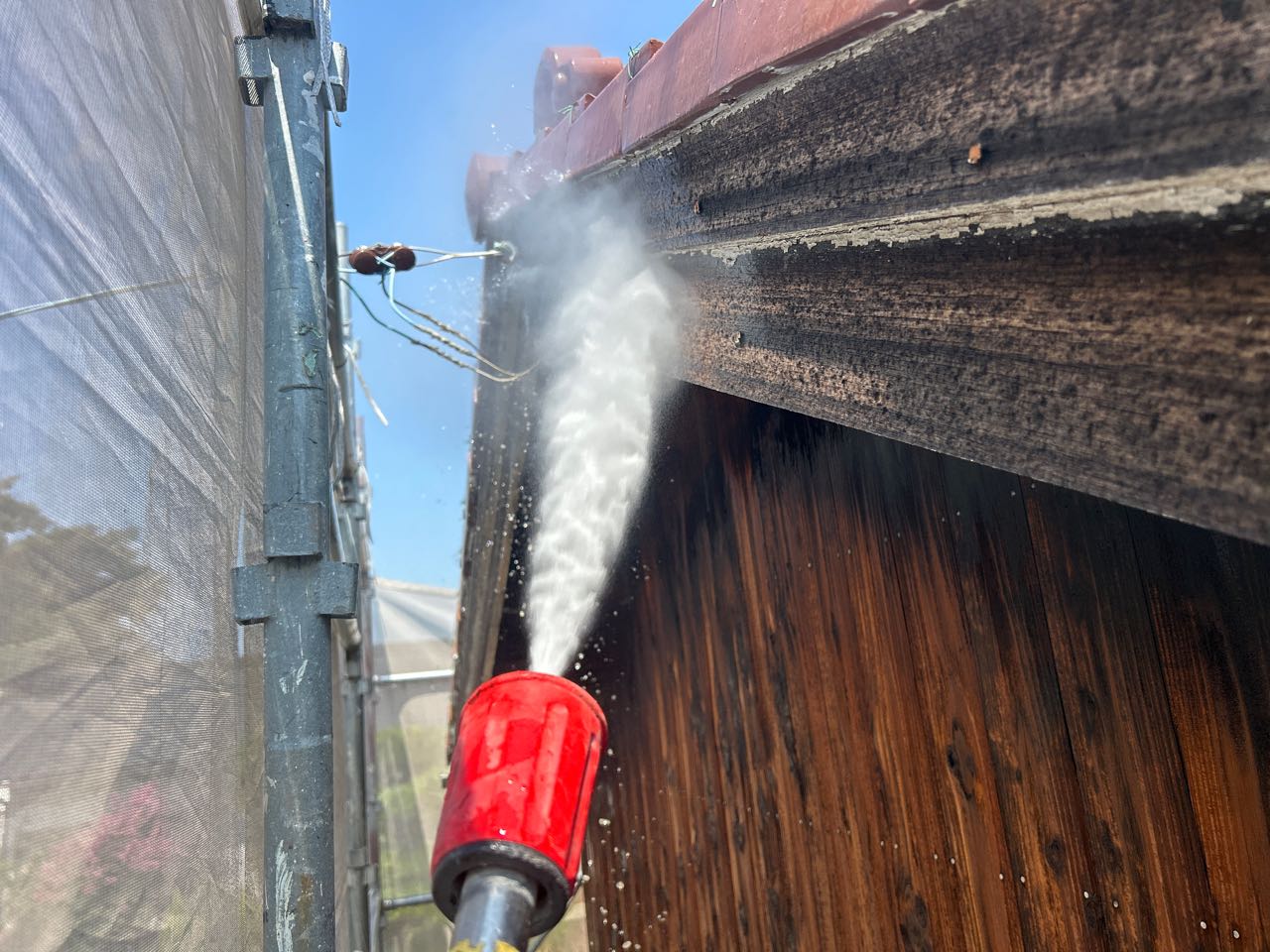 高圧洗浄します。