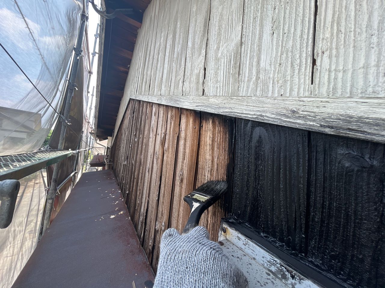 仕上げ塗装1回目です。