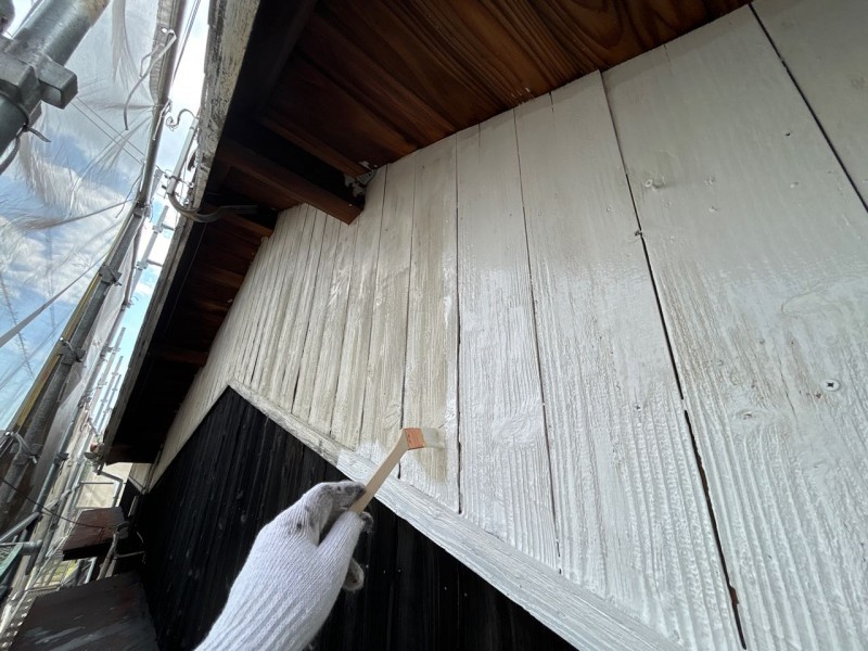 仕上げ塗装1回目です。