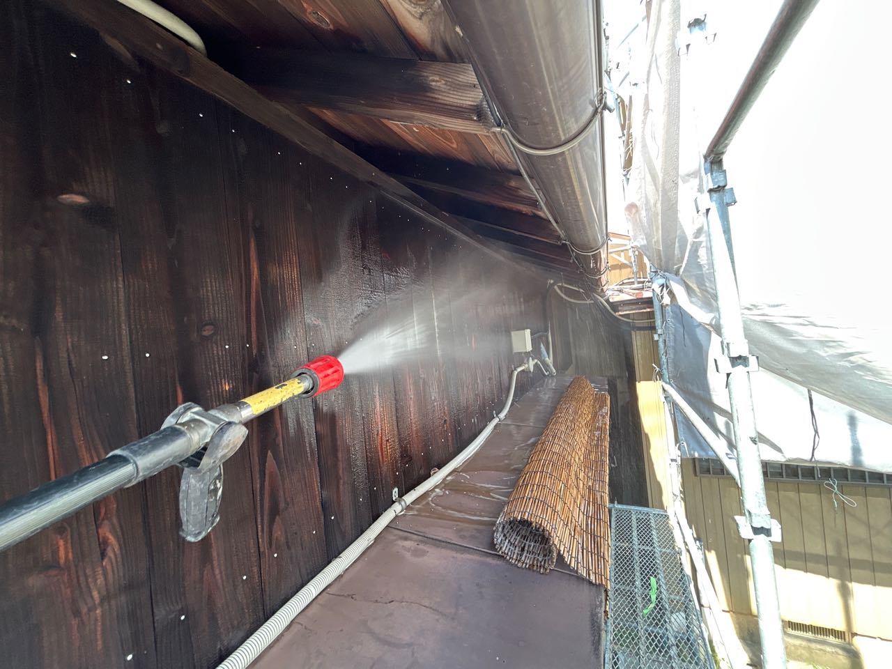 高圧洗浄します。