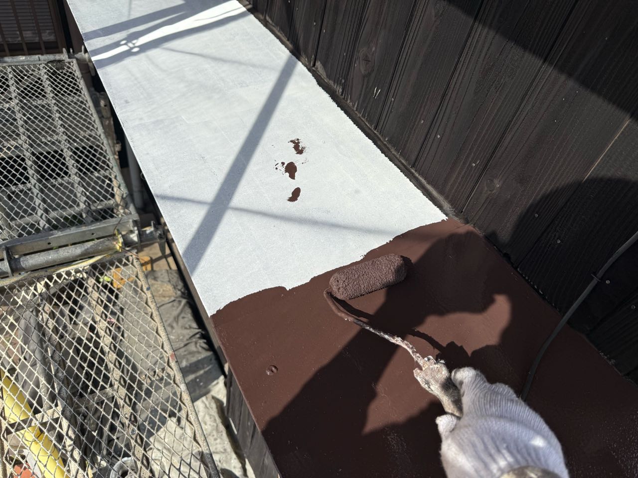 仕上げ塗装1回目です。