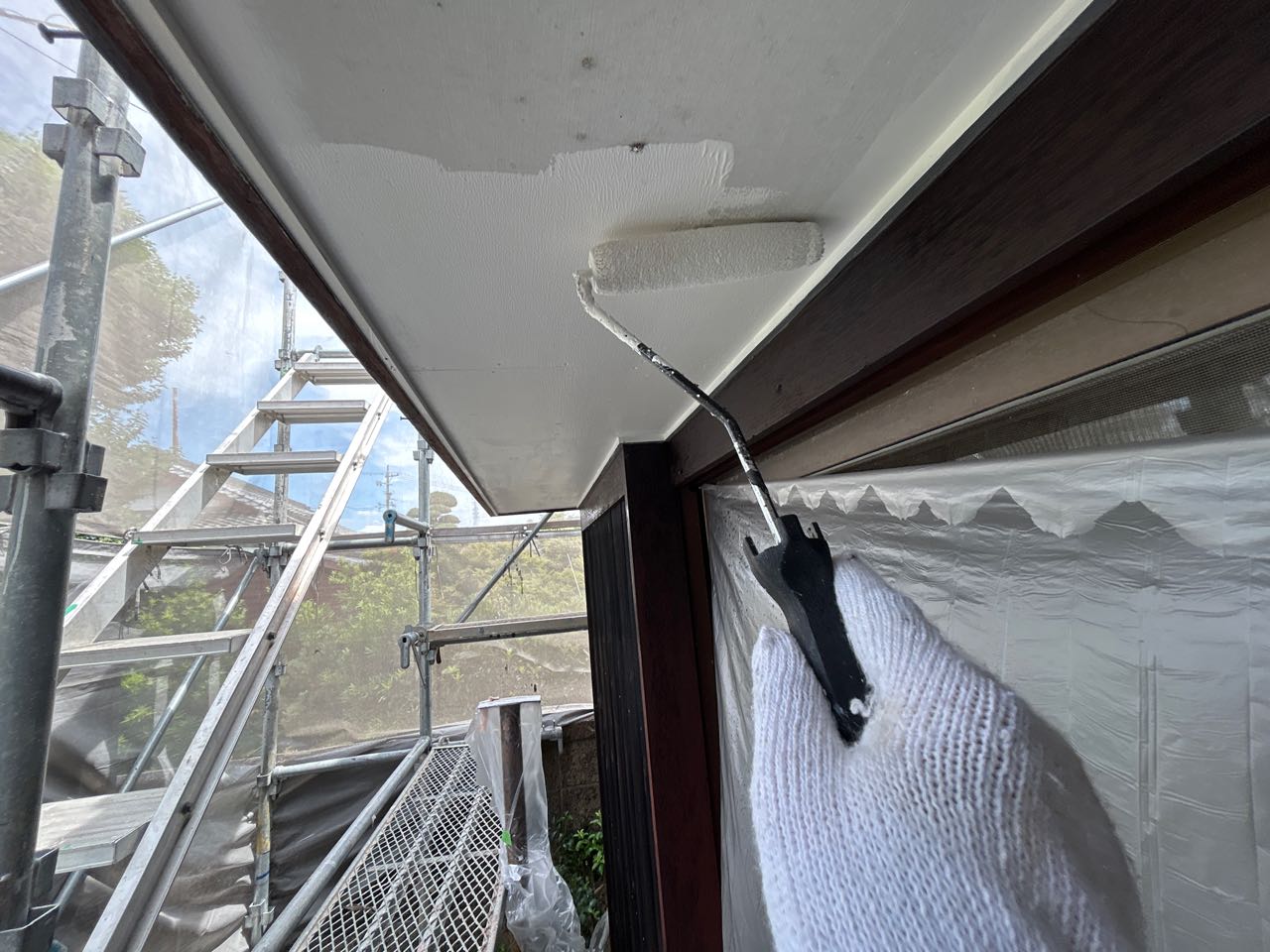 仕上げ塗装1回目です。