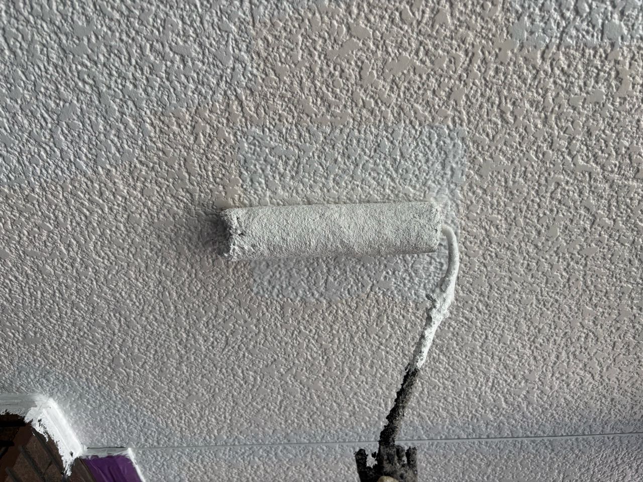 仕上げ塗装1回目です。