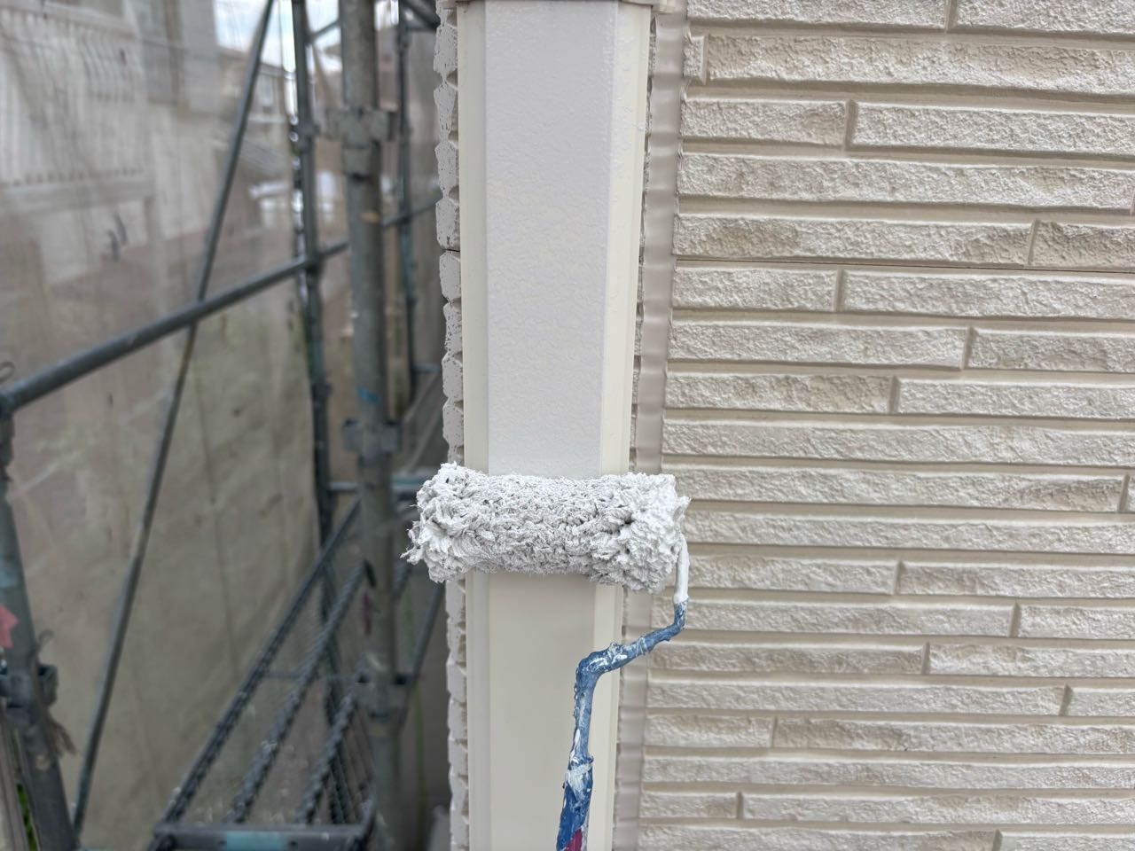 仕上げ塗装1回目です。