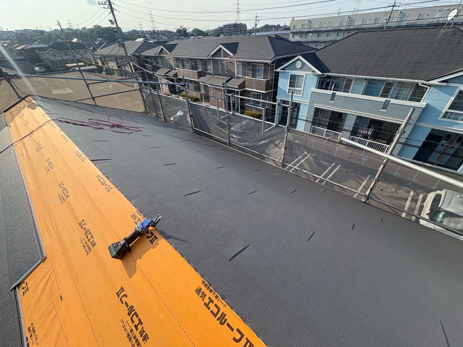 屋根材取り付けです。