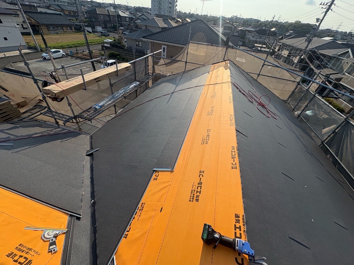 屋根材取り付けです。