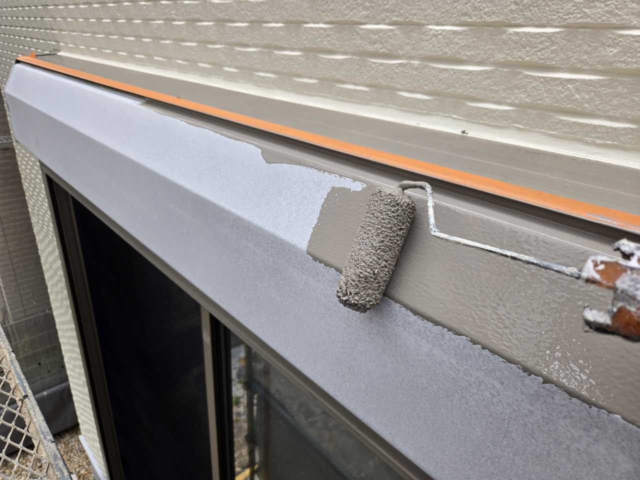 仕上げ塗装1回目です。