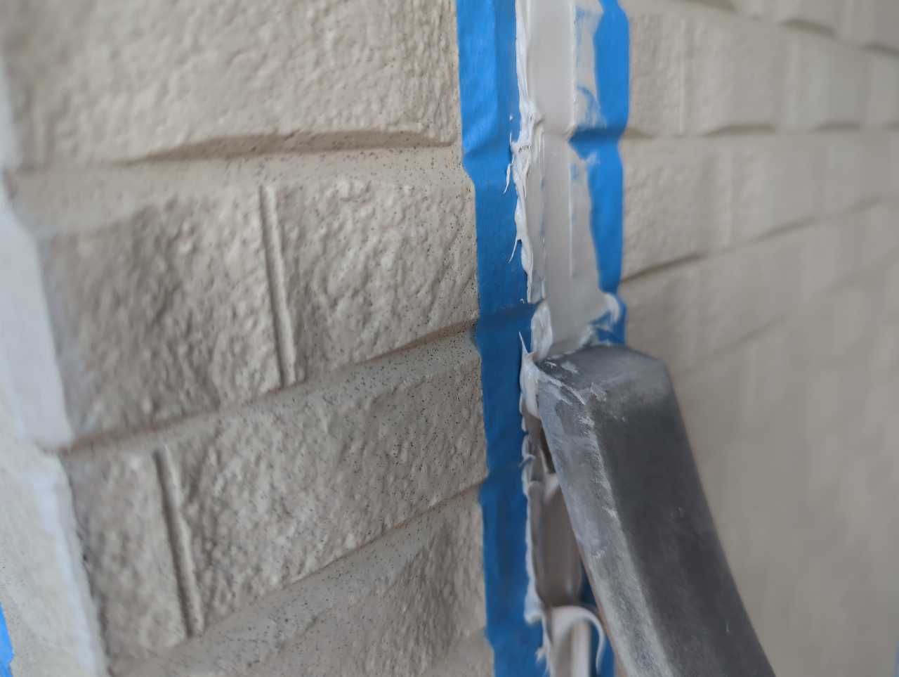 へらで押さえ込みます。