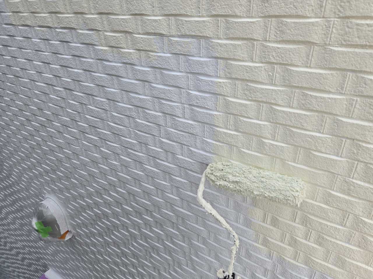 仕上げ塗装1回目です。