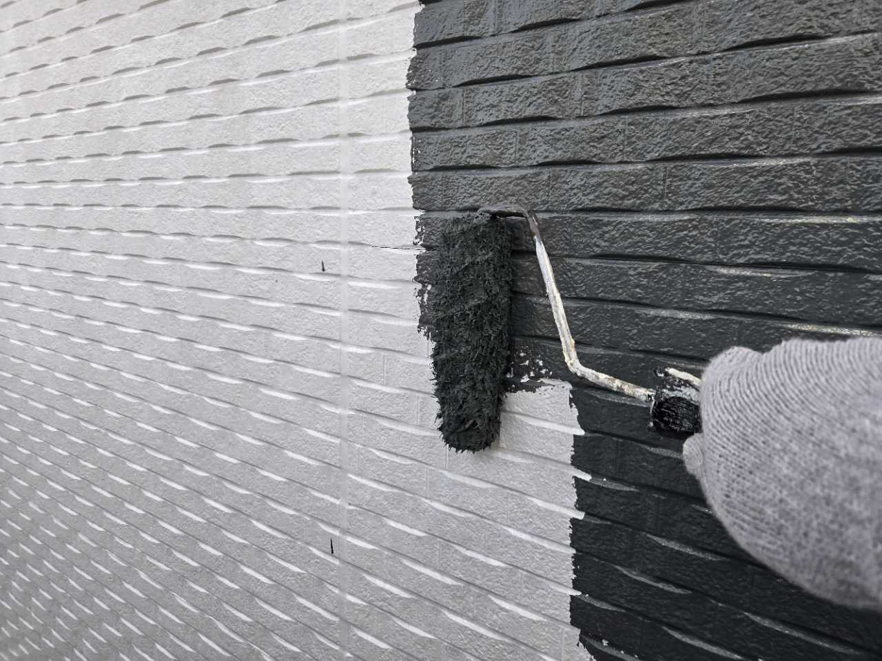 仕上げ塗装1回目です。