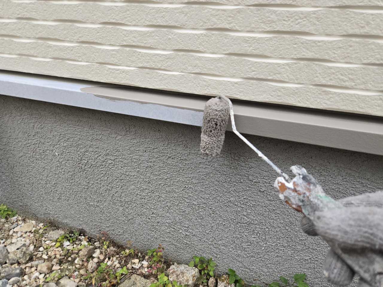 仕上げ塗装1回目です。