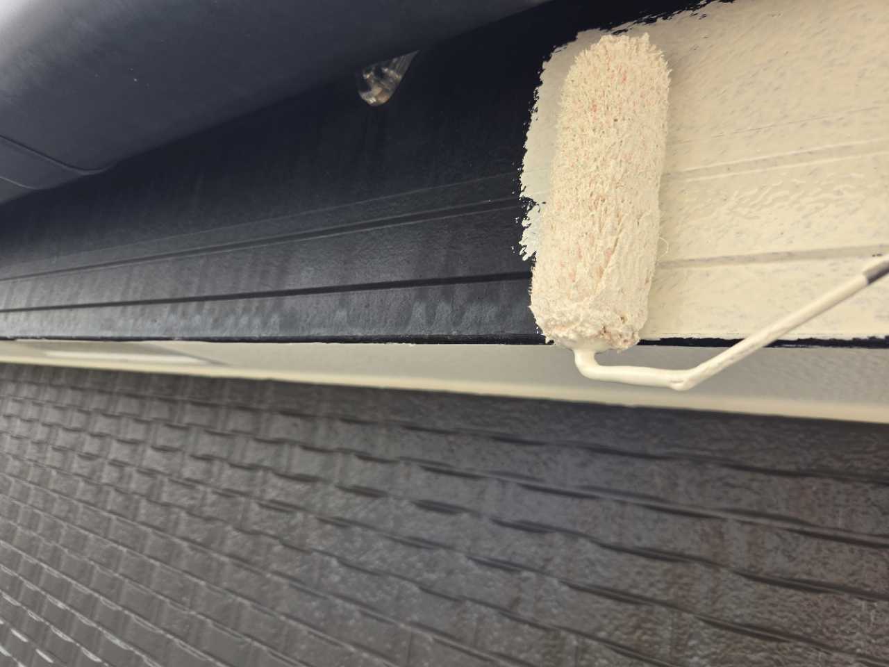 仕上げ塗装1回目です。