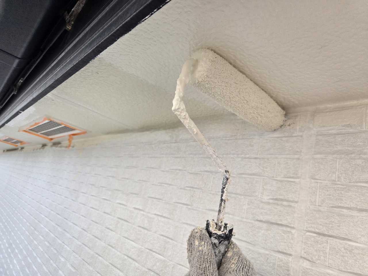 仕上げ塗装1回目です。