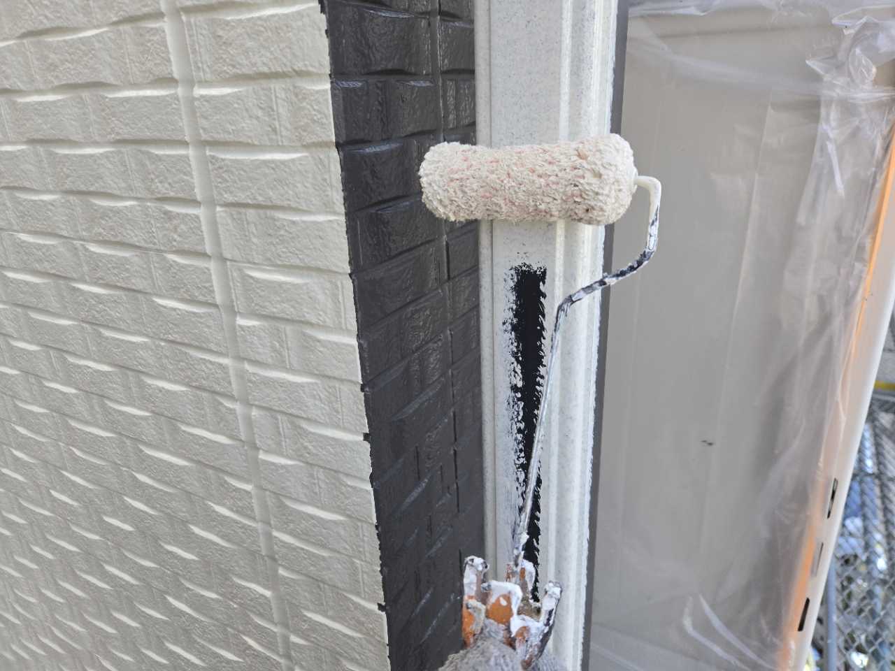 仕上げ塗装1回目です。