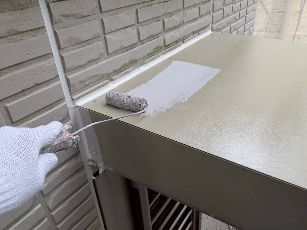 仕上げ塗装1回目です。