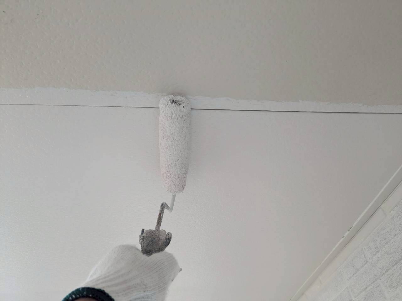 仕上げ塗装1回目です。
