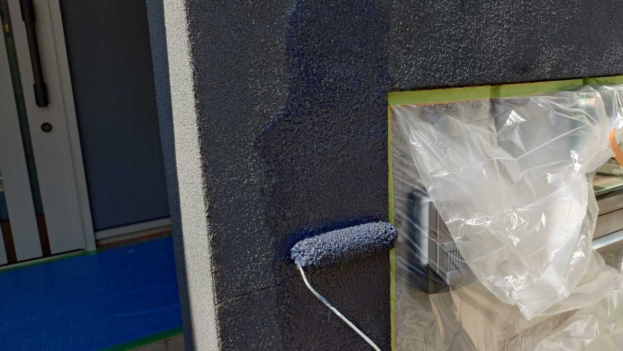仕上げ塗装1回目です。