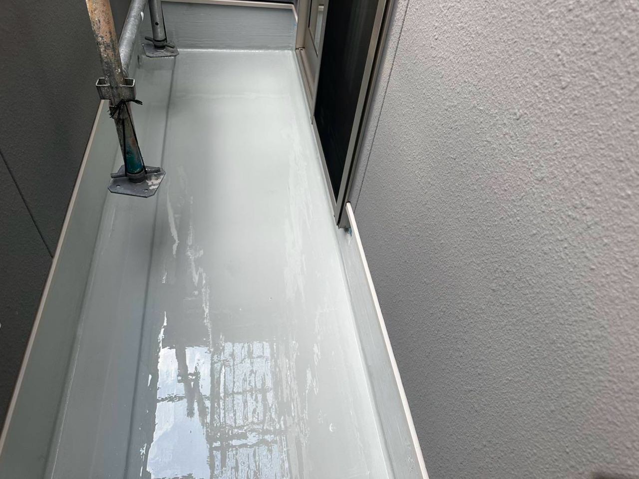 ウレタン防水塗布1回目。