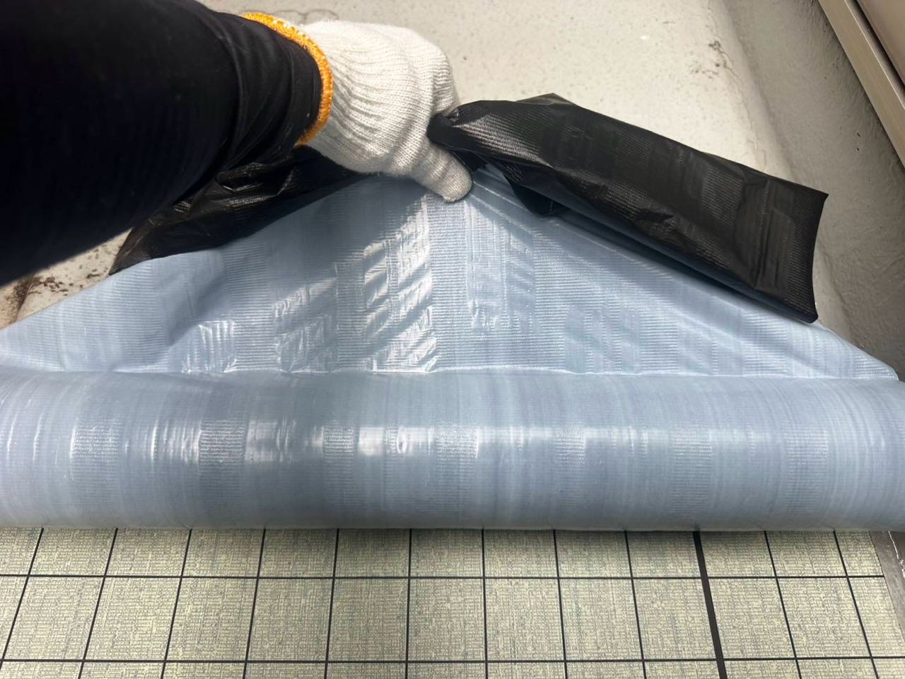 自着シートを張ります。
