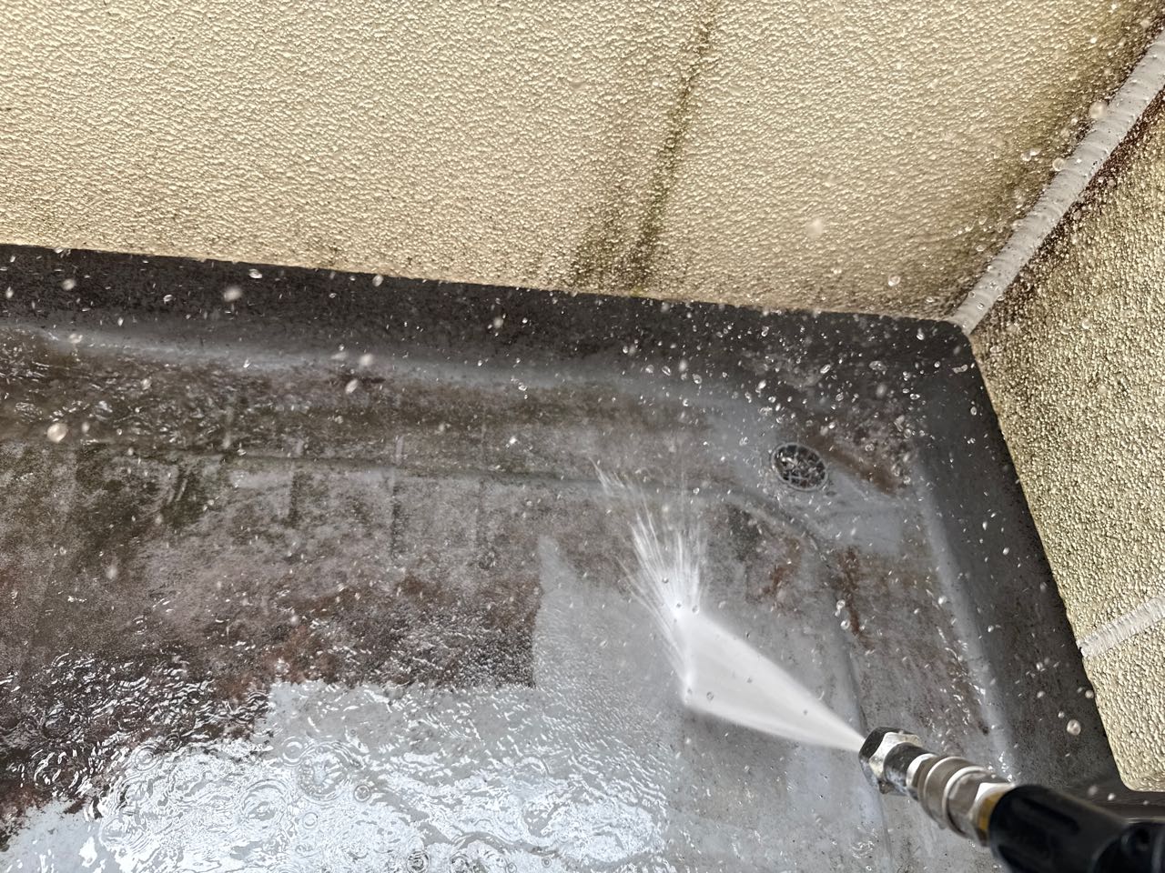 高圧洗浄します。