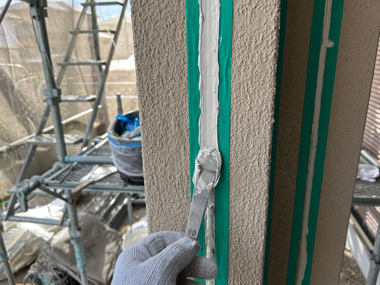 へらで押さえ込みます。