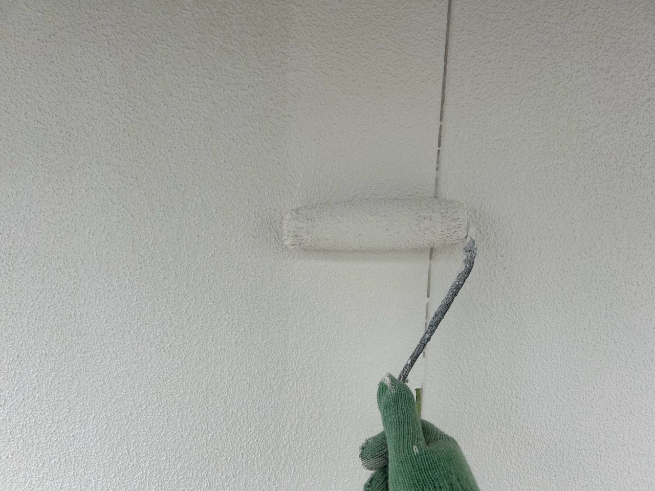 仕上げ塗装1回目です。