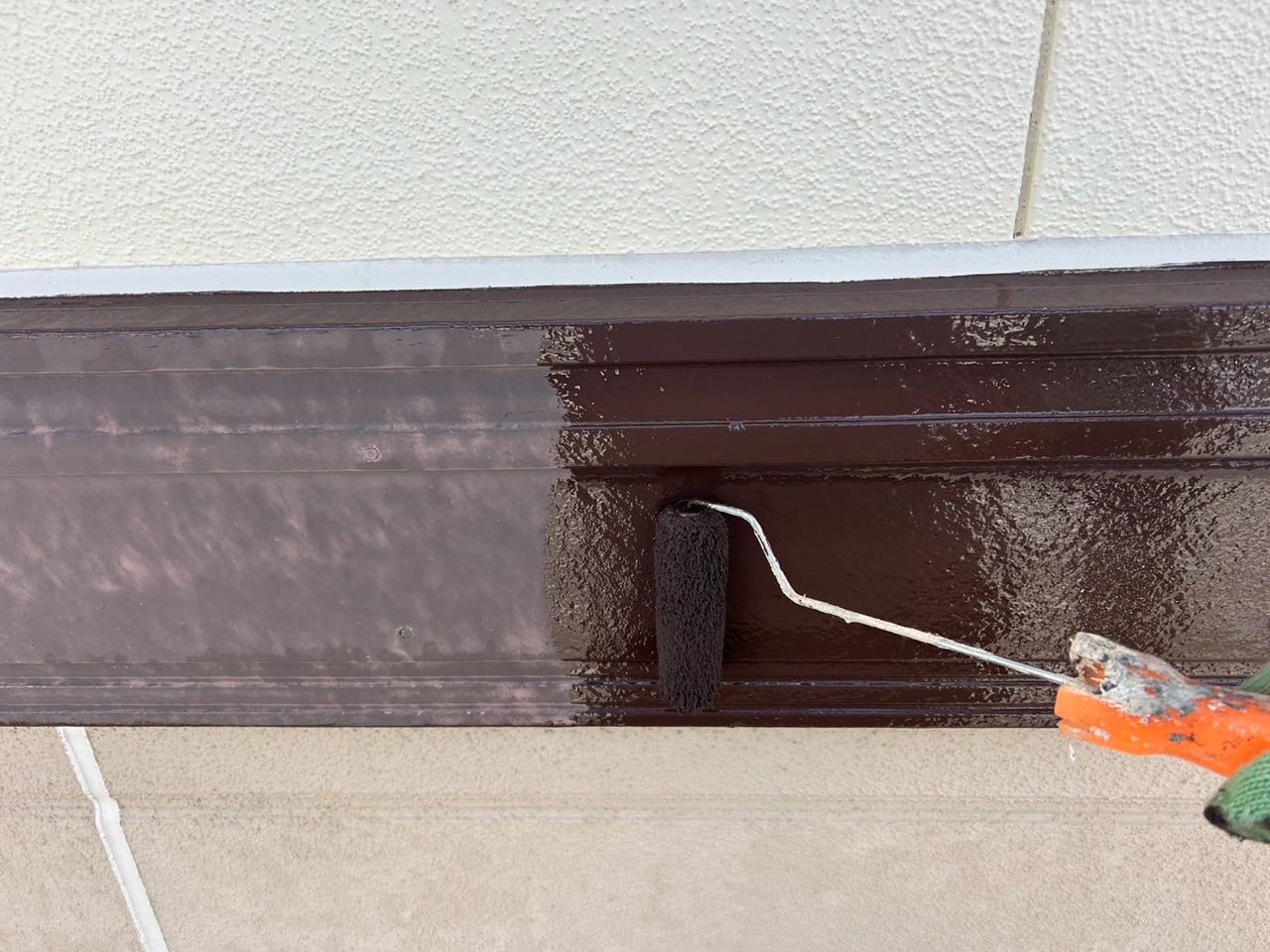 仕上げ塗装1回目です。