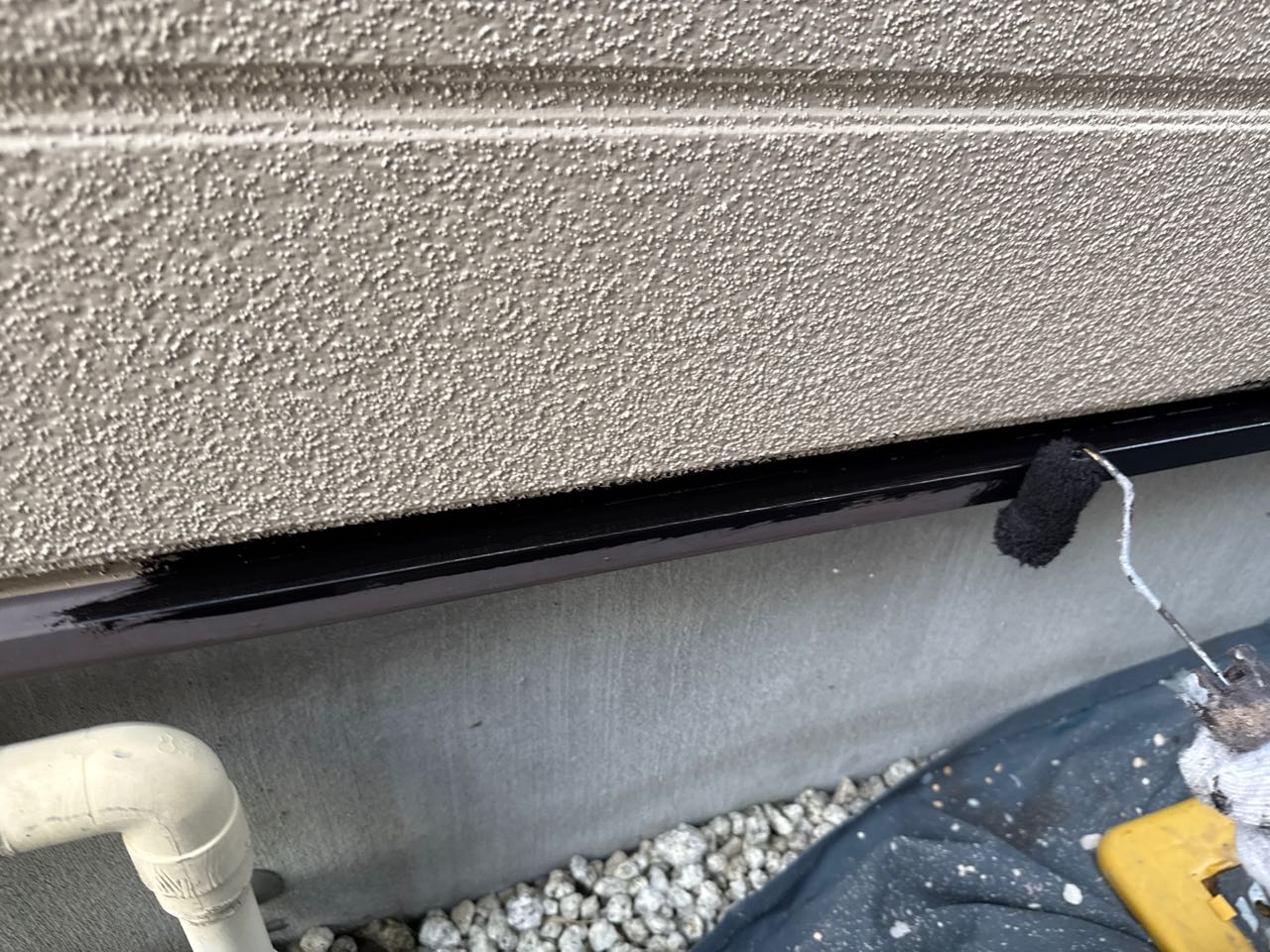 仕上げ塗装1回目です。