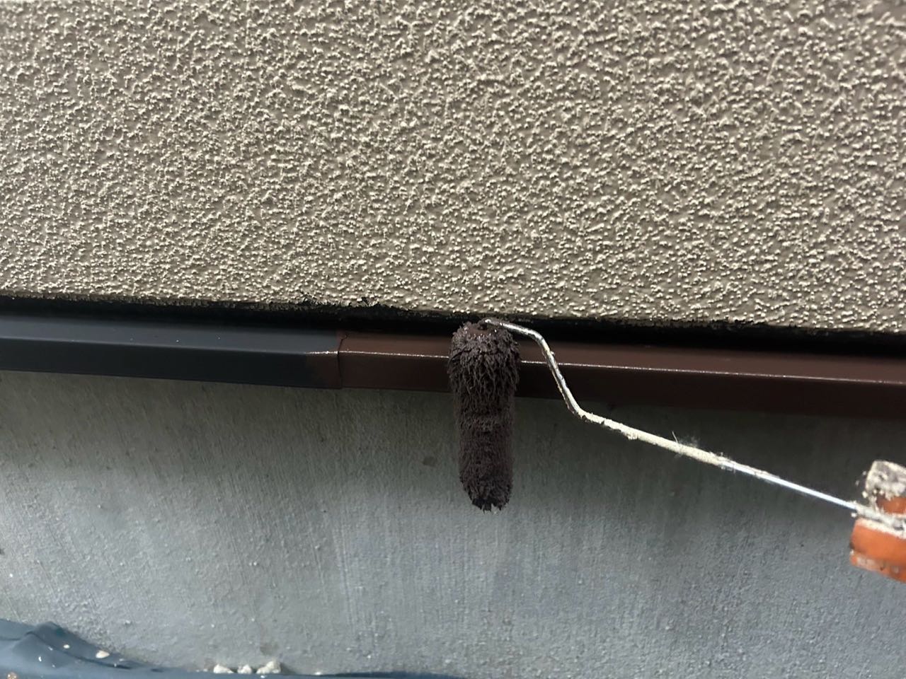 仕上げ塗装1回目です。