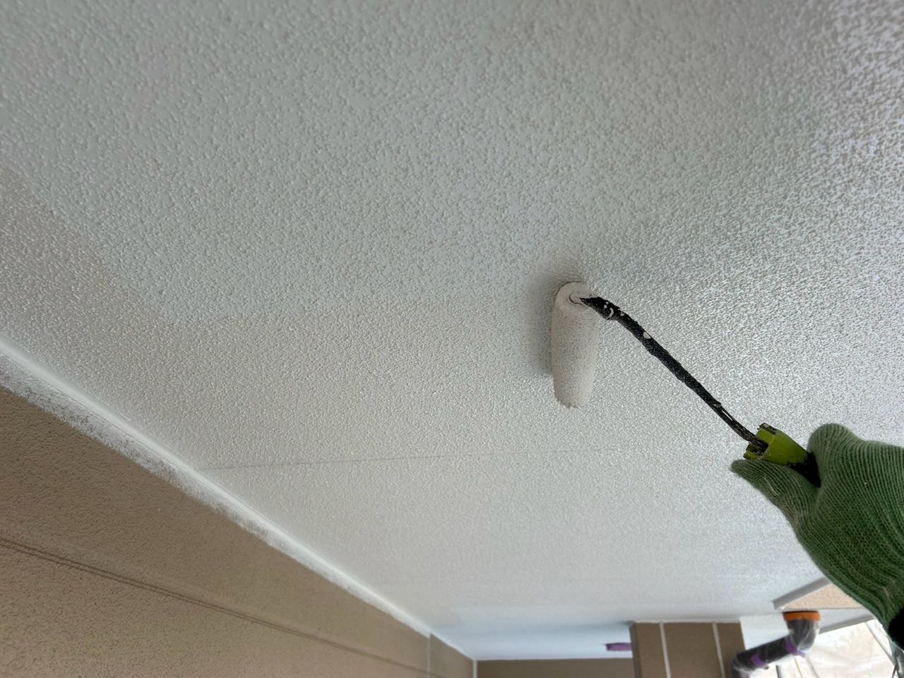 仕上げ塗装1回目です。