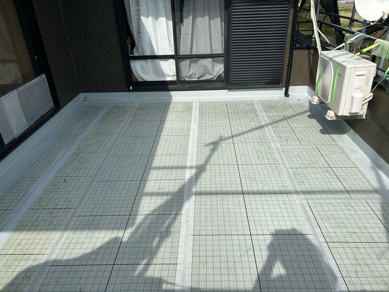 自着シートを張ります。
