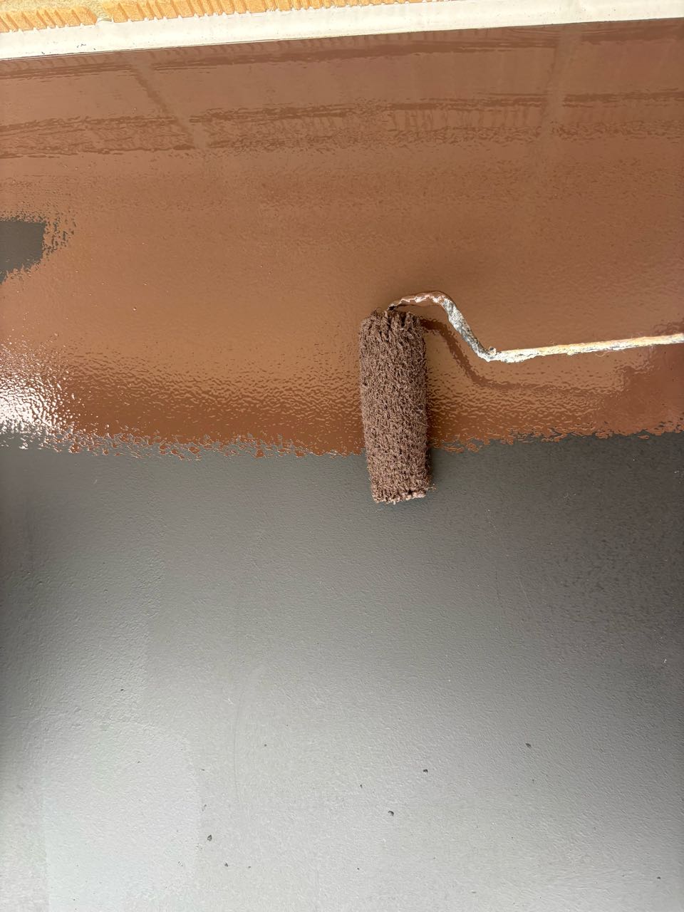 仕上げ塗装1回目です。