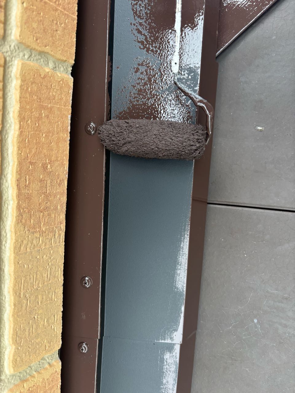 仕上げ塗装1回目です。
