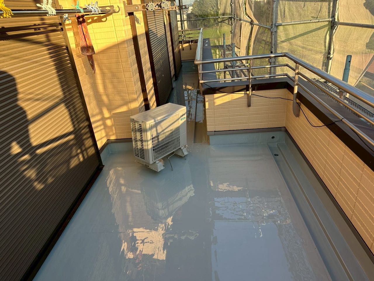 ウレタン防水塗布1回目。