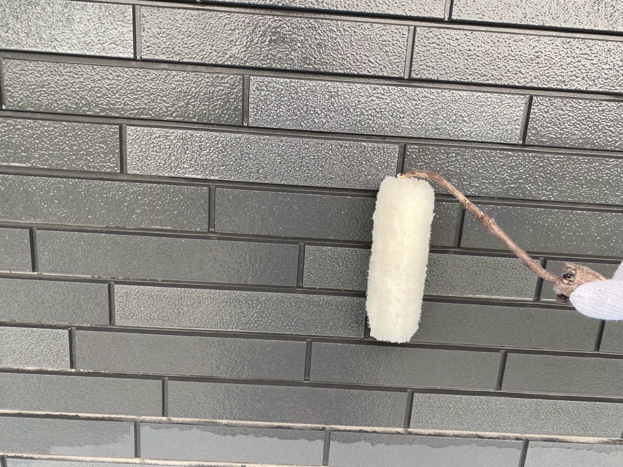 仕上げ塗装1回目です。