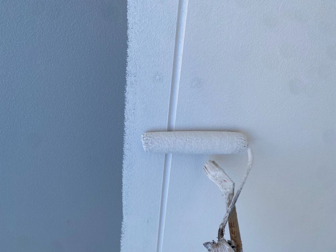 仕上げ塗装1回目です。