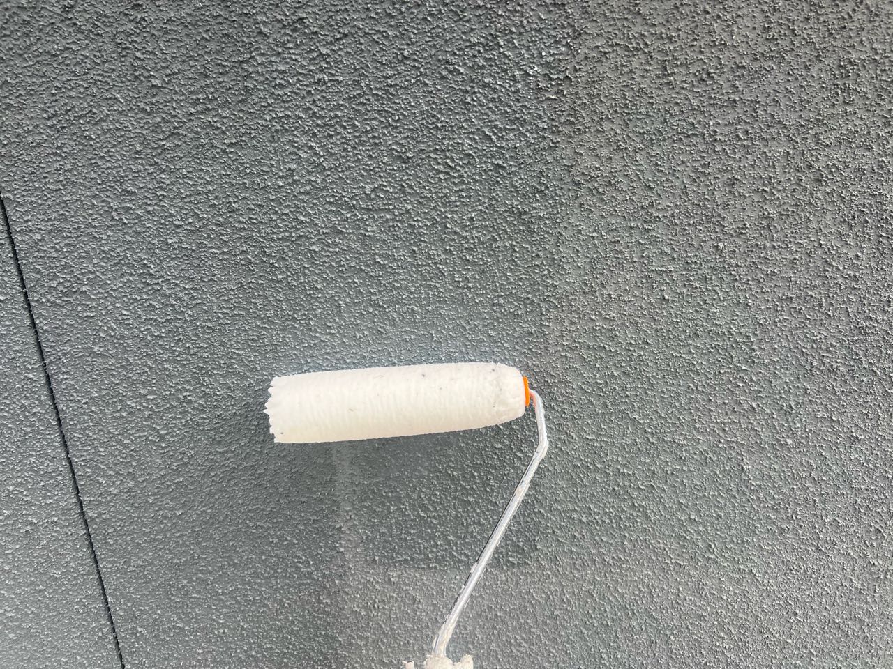 仕上げ塗装1回目です。