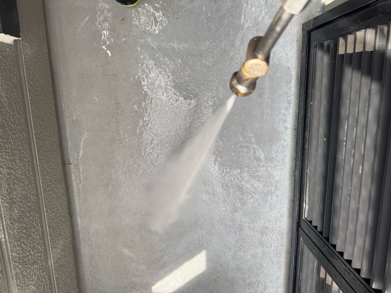 高圧洗浄します。