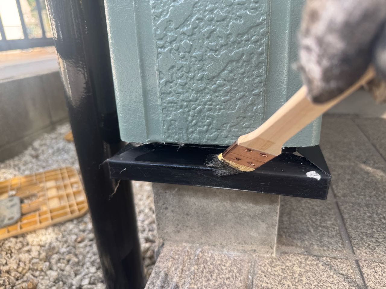 仕上げ塗装1回目です。