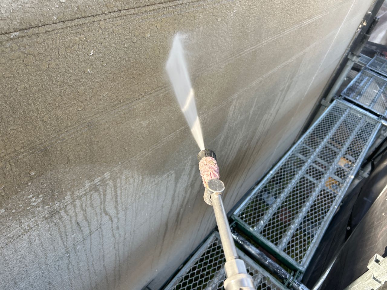 高圧洗浄します。