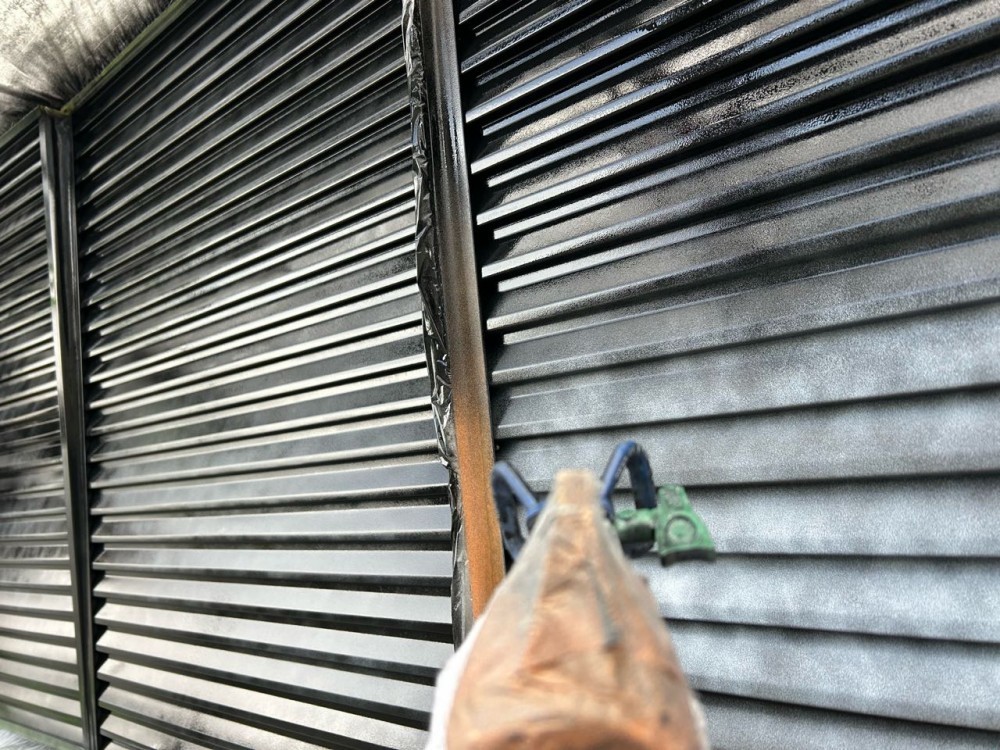 仕上げ塗装1回目です。