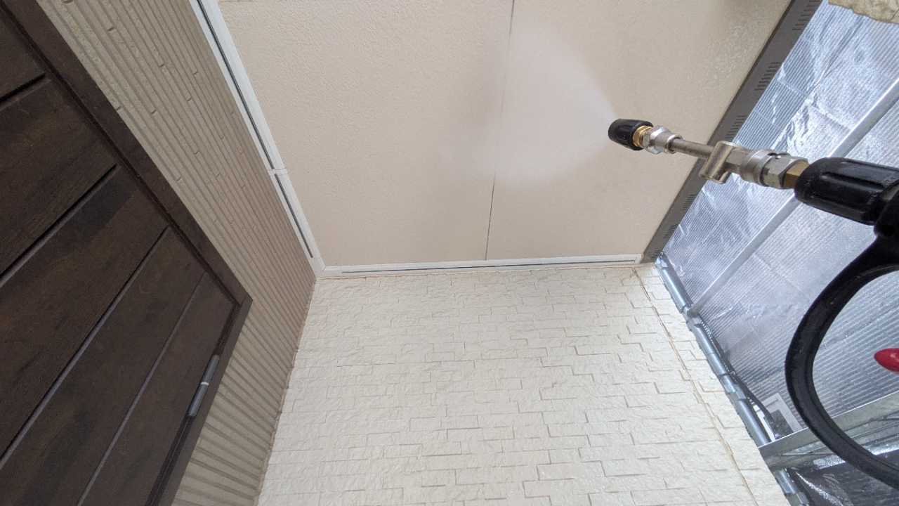 高圧洗浄します。