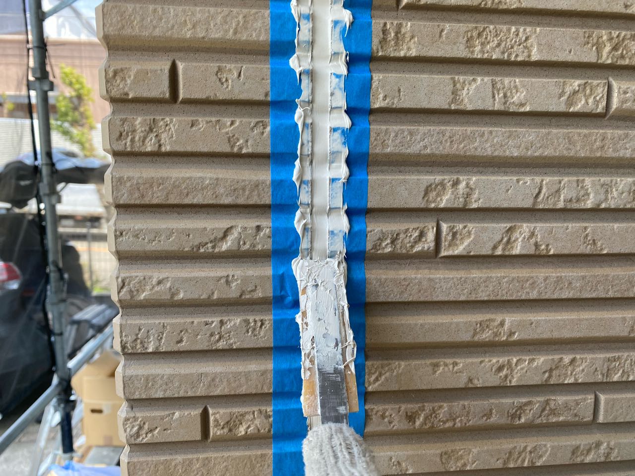へらで押さえ込みます。