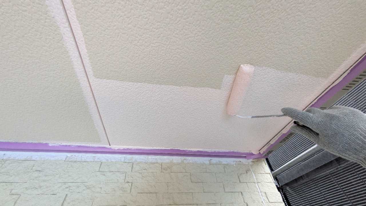 仕上げ塗装1回目です。