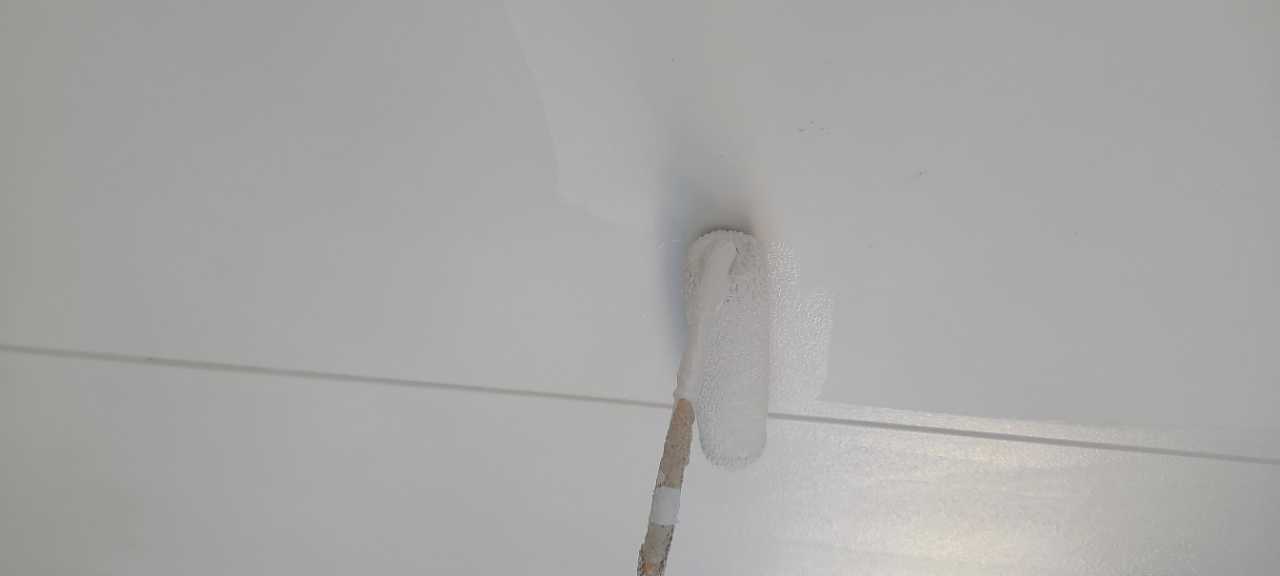 仕上げ塗装1回目です。