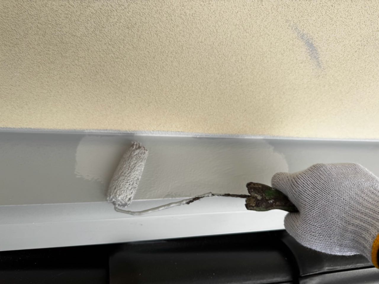 仕上げ塗装1回目です。