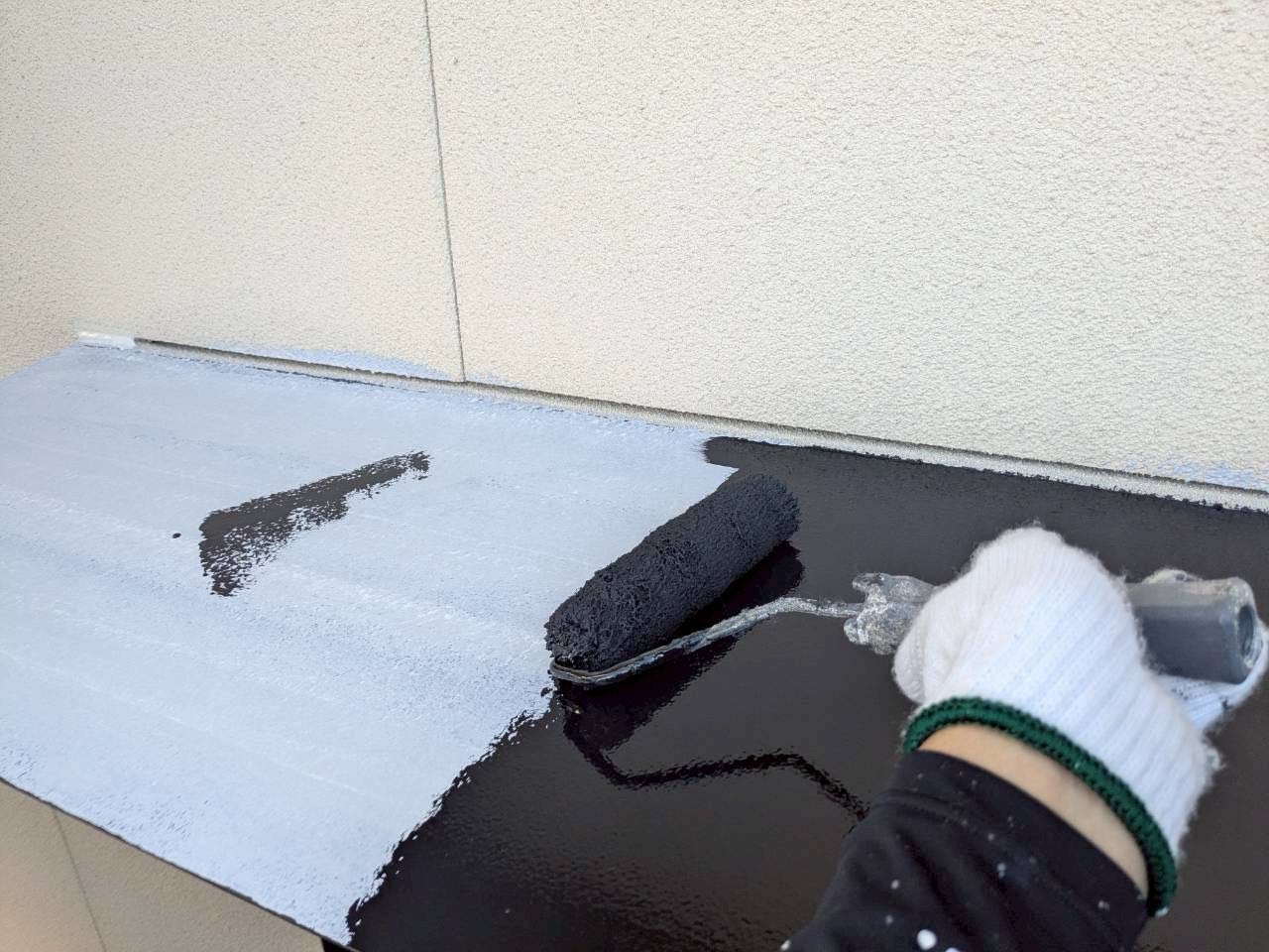 仕上げ塗装1回目です。