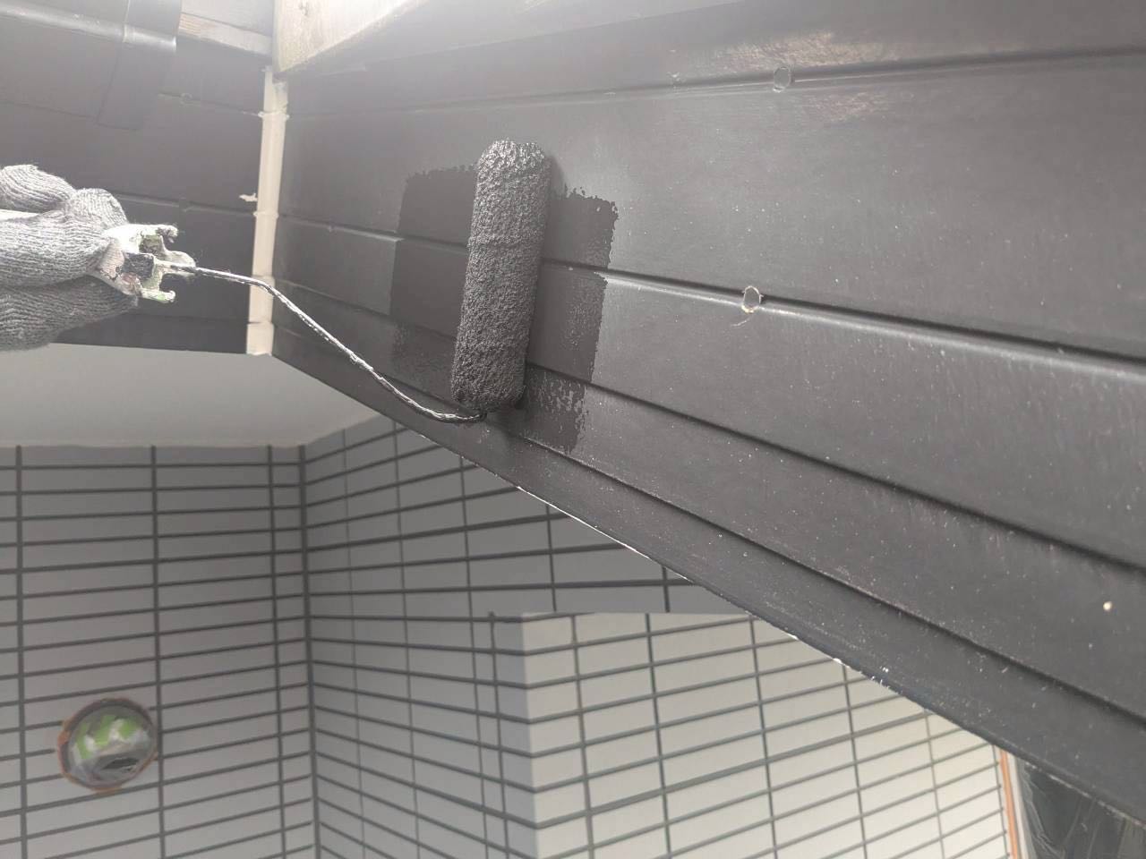 仕上げ塗装1回目です。